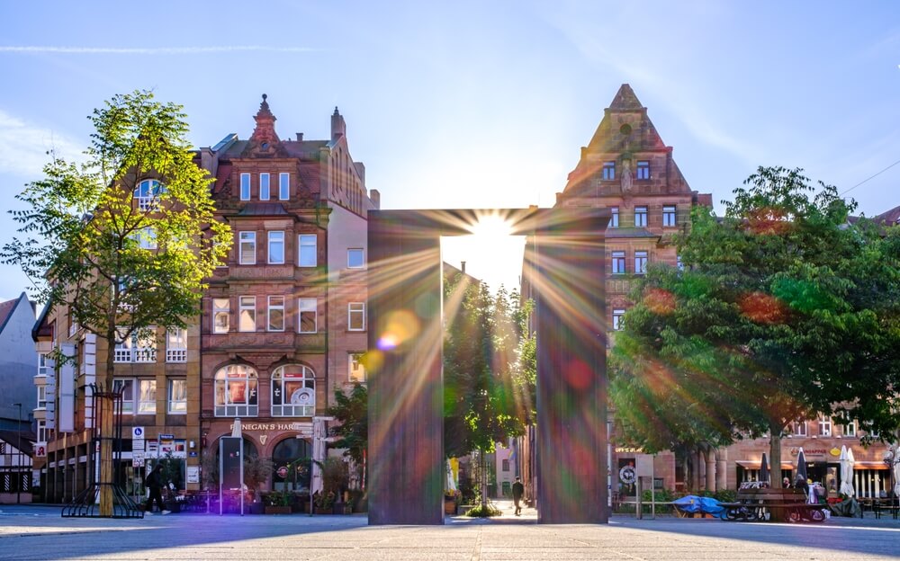 Panorama von Dresden an einem sonnigen Tag, inklusive Frauenkirche, Elbe und Semperoper.