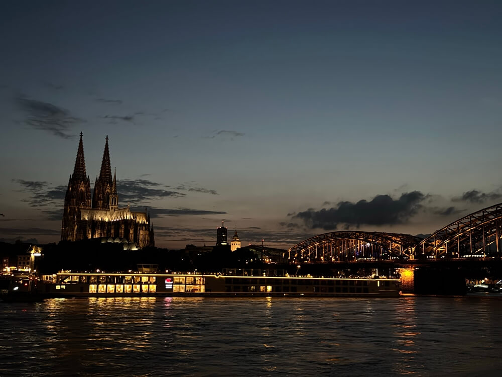 Blick auf den Kölner Dom und die Hohenzollernbrücke an einem sonnigen Tag