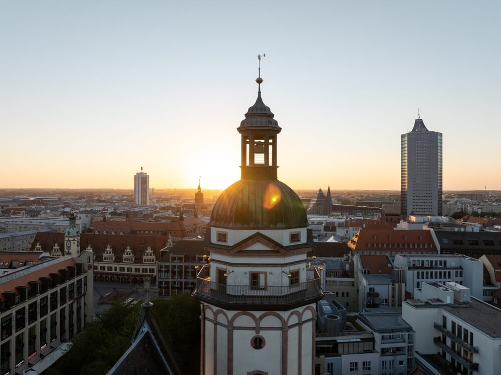 Blick über die Dächer von Leipzig mit Thomaskirche im Vordergrund